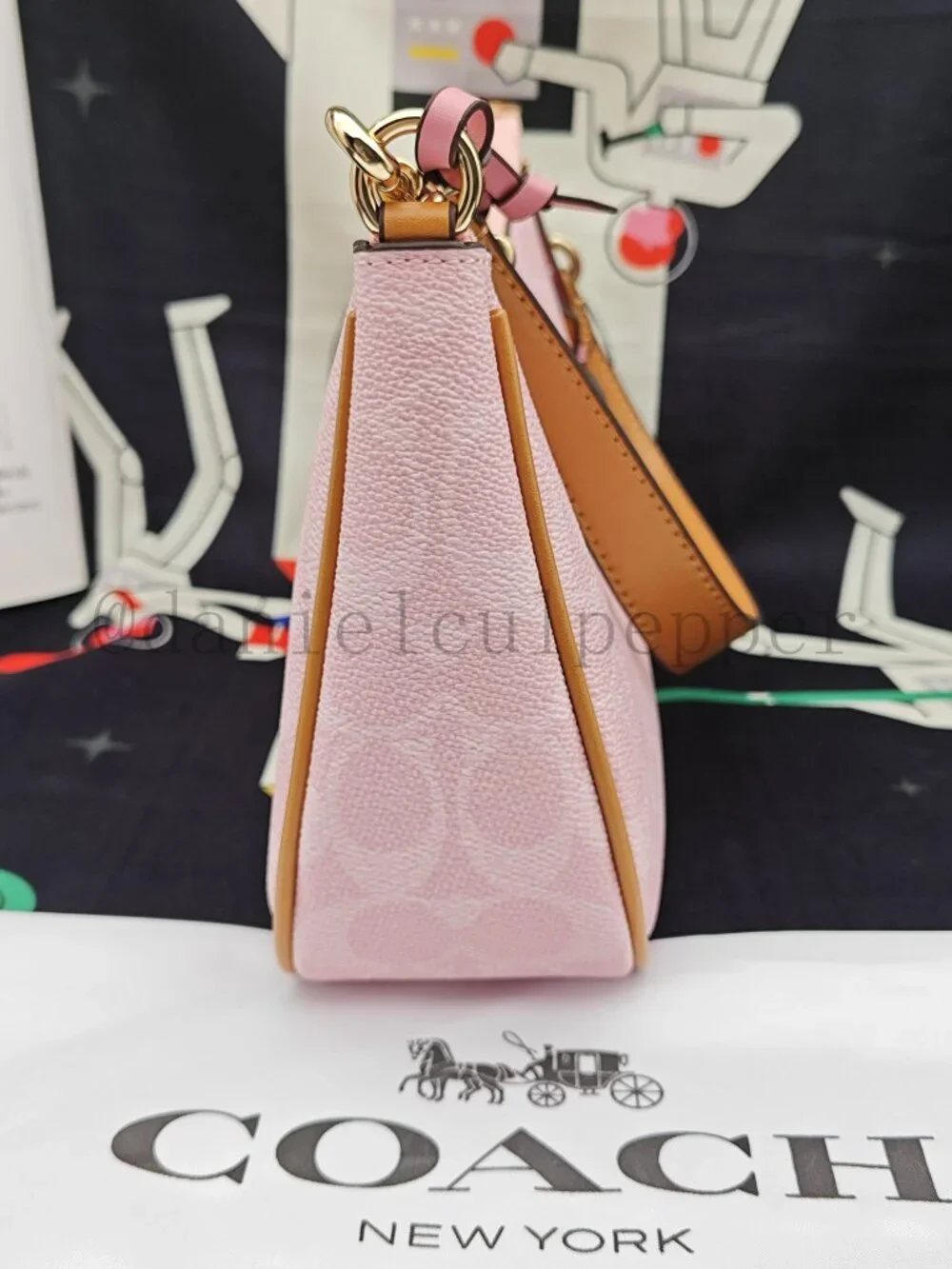๐๐Coach Teri Shoulder Bag In Signature Canvas With Charms pink - Picture 9 of 12